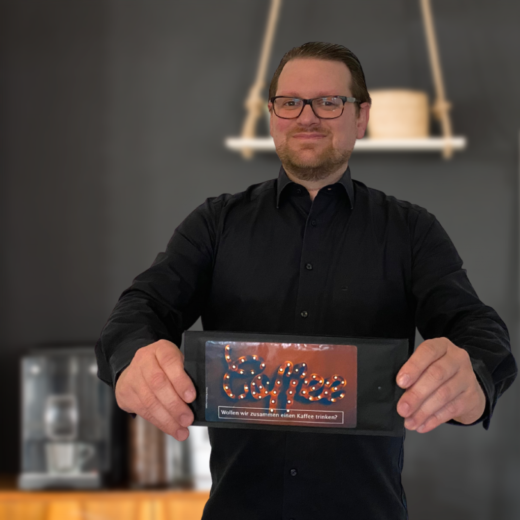 Unternehmensberater Tim Häring findet die Kaffee Postkarte eine tolle Idee.